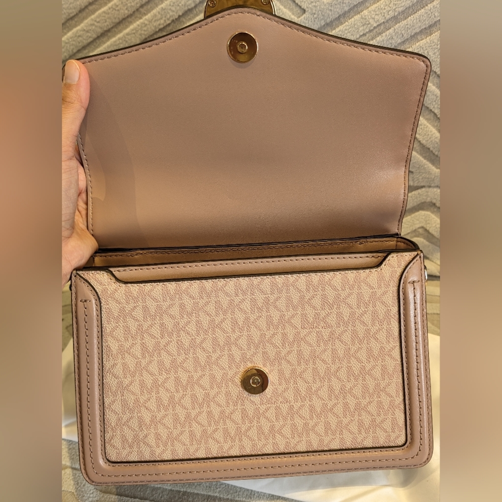❤️ SOLD ❤️ MK bundle - Picture 4 of 10